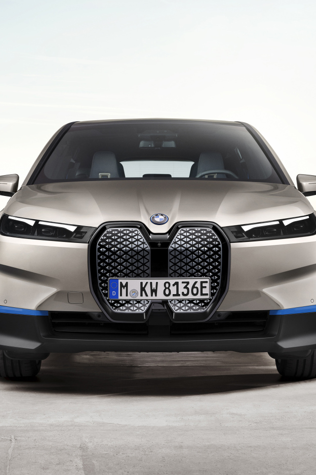 Серебристый автомобиль BMW IX 2021 года вид спереди