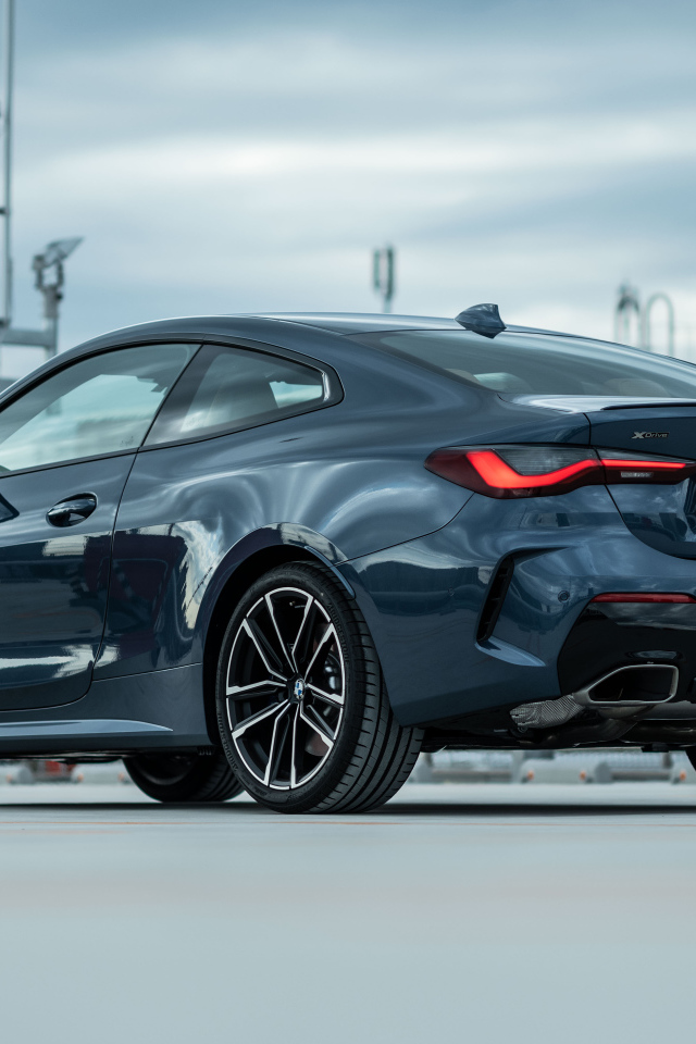 Стильный автомобиль BMW M440i XDrive Coupé 2020 года вид сзади