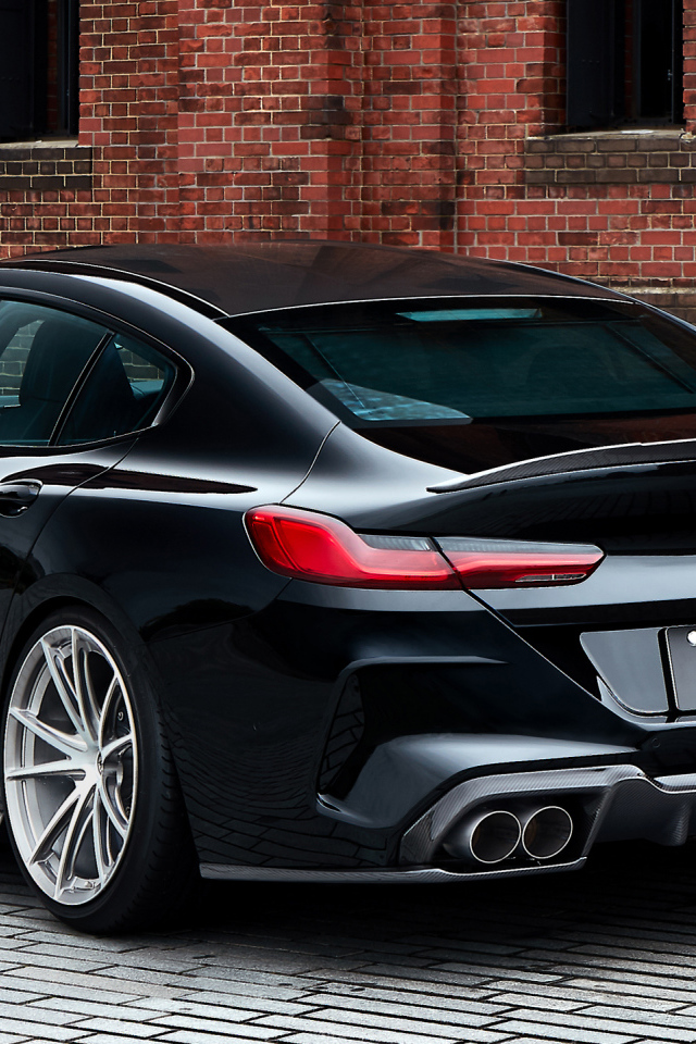 Стильный черный автомобиль BMW M8, 2020 года вид сзади