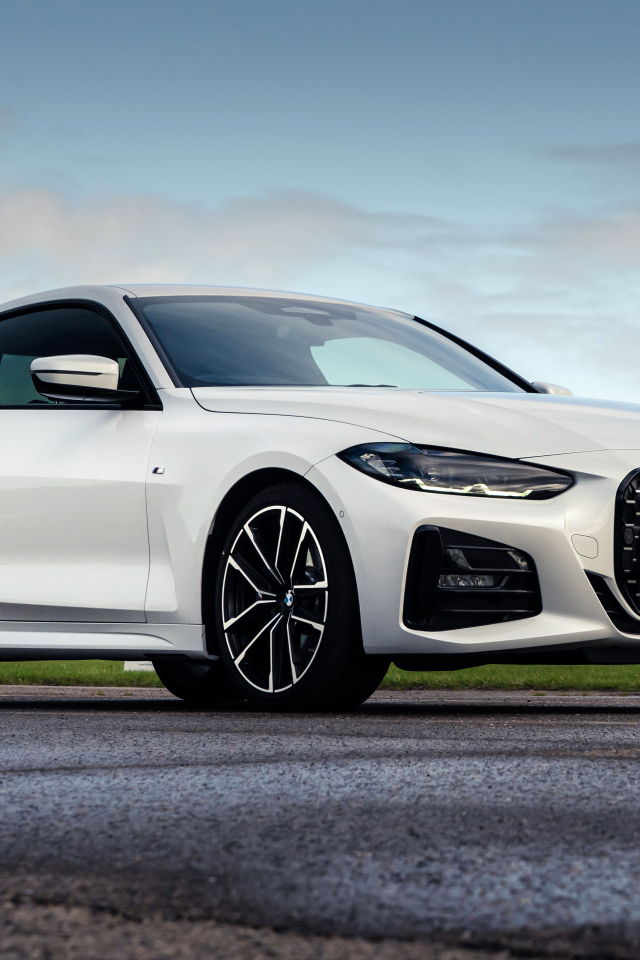 Белый автомобиль BMW 420i Coupé M Sport 2020 года на фоне неба