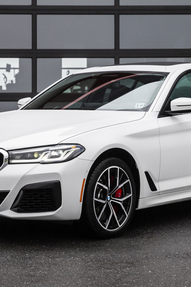 Белый автомобиль BMW 540i XDrive M Sport, 2021 года