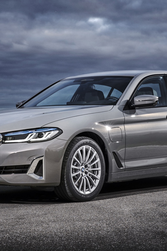 Серебристый автомобиль BMW 530e Luxury Line 2020 года 