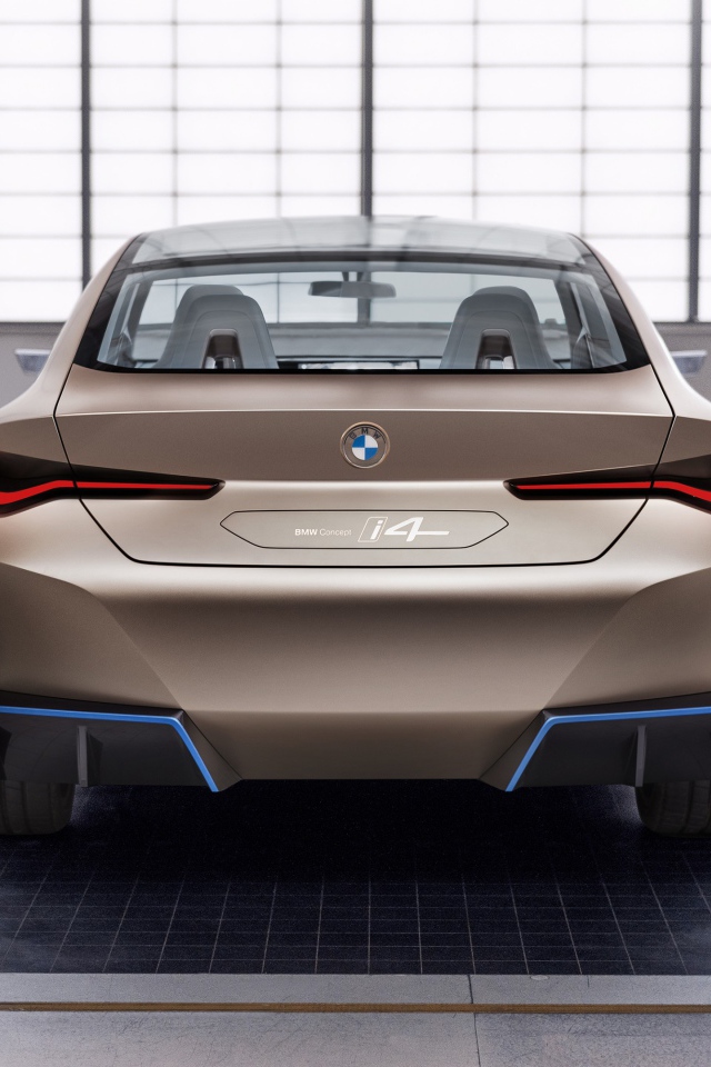 Автомобиль BMW Concept I4 2020 года вид сзади