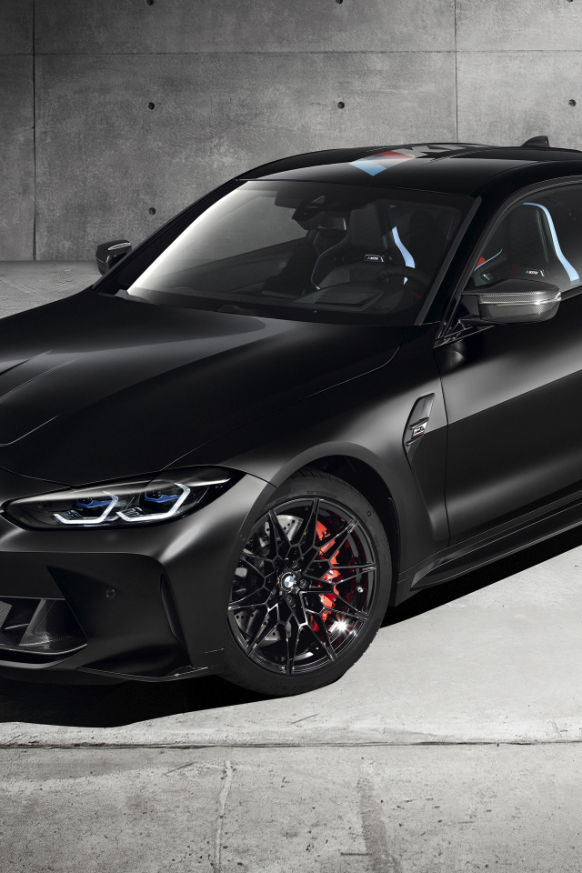 Черный автомобиль BMW M4 Competition X Kith 2020 года на фоне серой стены