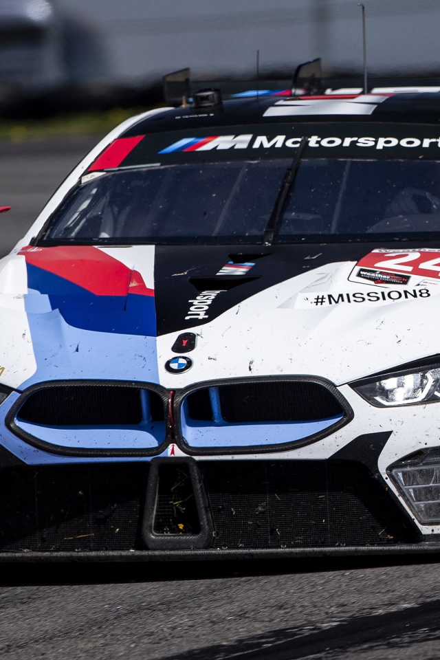 Спортивный автомобиль BMW M8 GTE 2020 года на гоночной трассе