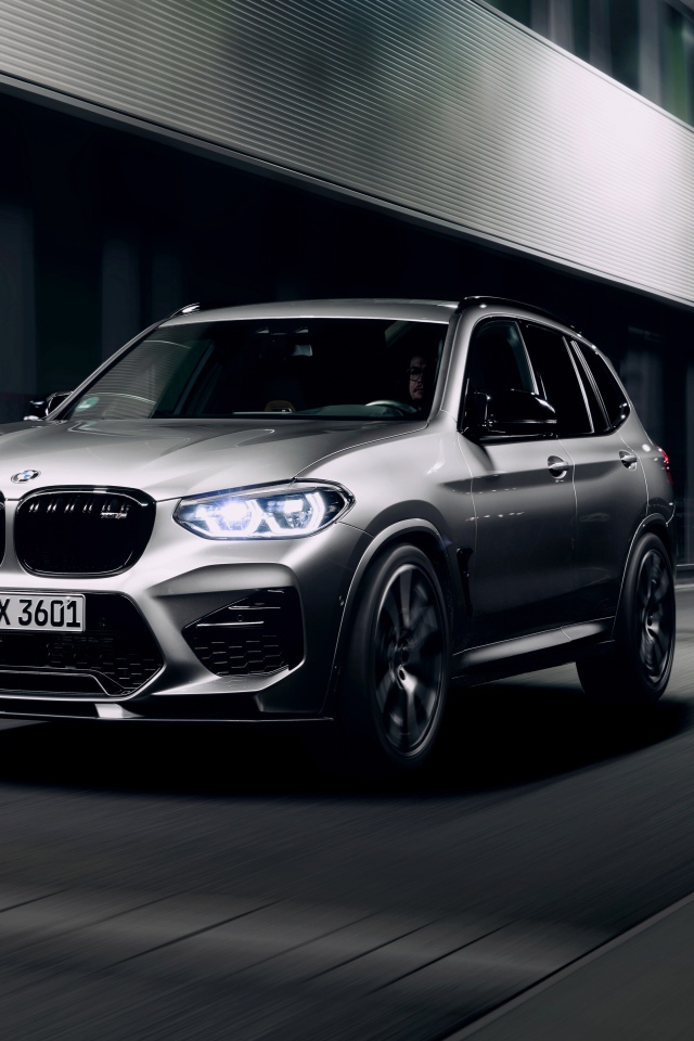 Автомобиль BMW X3 M 2020 года на улице города