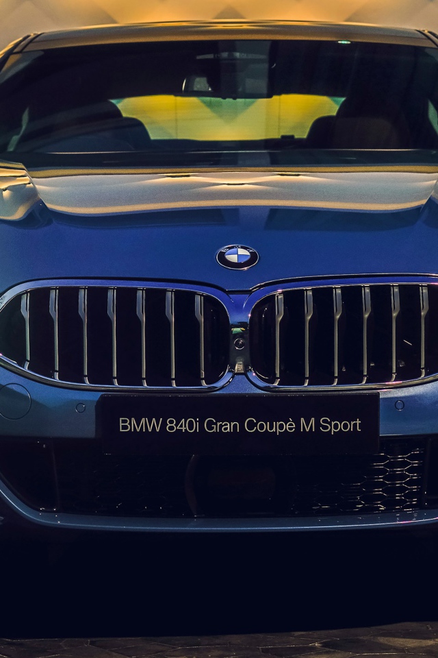 Синий автомобиль BMW 840i M Sport  2020  года крупным планом