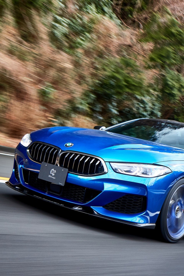Синий автомобиль  BMW M850i XDrive Coupe 2020 года на дороге