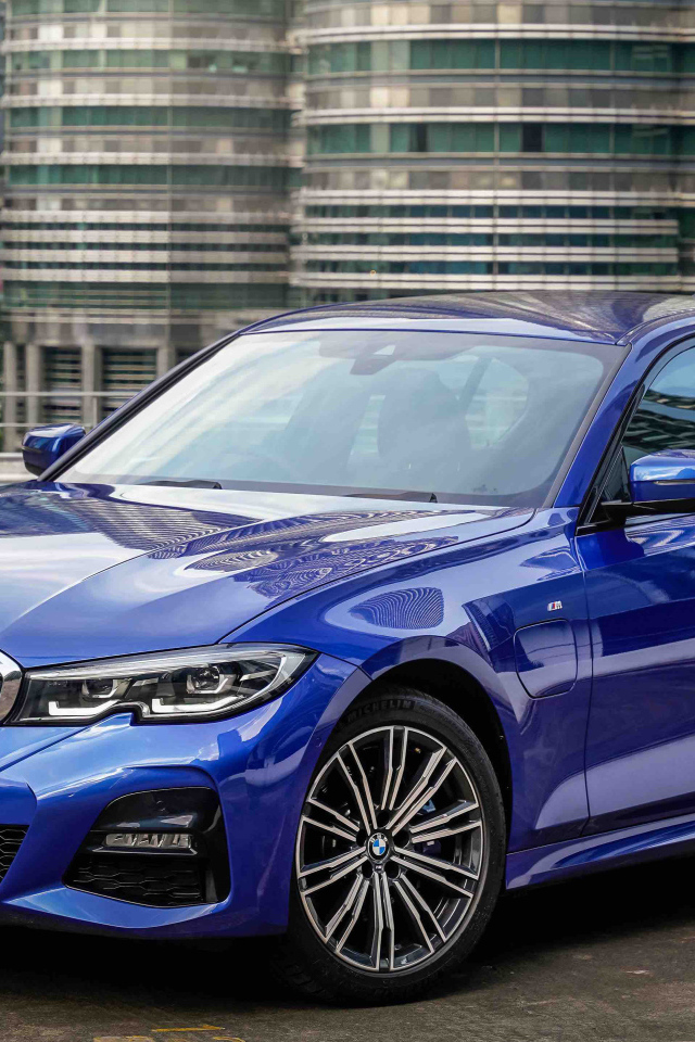 Синий автомобиль BMW 330e M Sport 2021 года