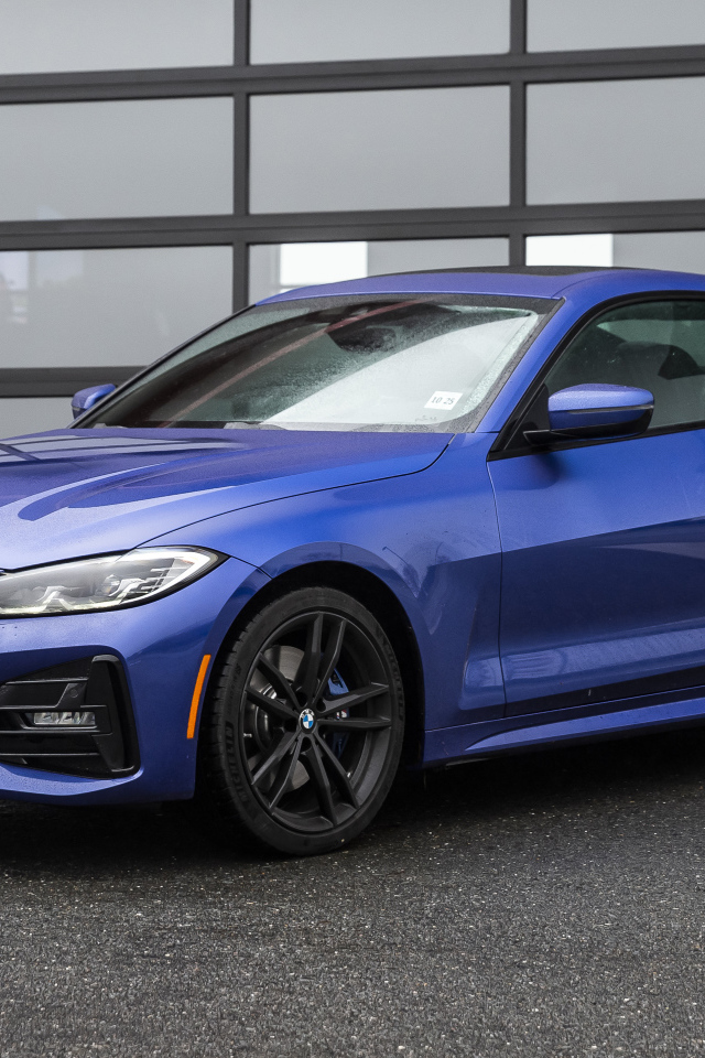 Синий автомобиль BMW 430i XDrive, 2021 года у гаража