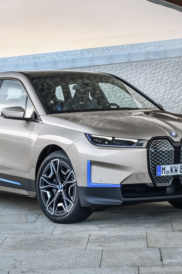 Серебристый внедорожник BMW IX Sport 2021 года  у стены