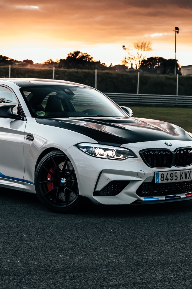 Гоночный автомобиль BMW M2 на трассе 