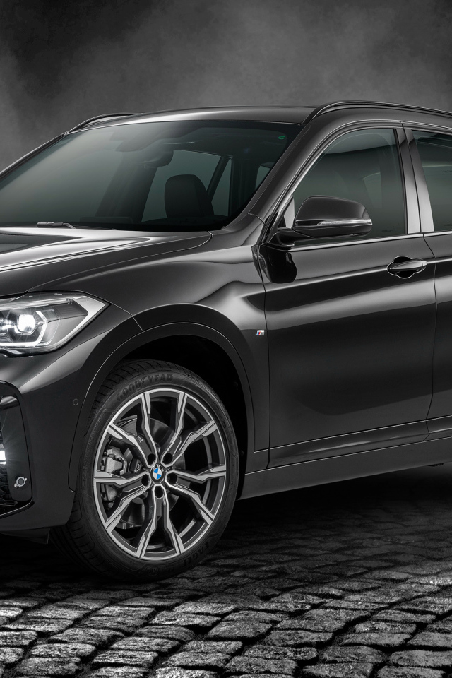 Черный автомобиль BMW X1 SDrive20i M Sport 25 Anos 2020 года в свете софитов