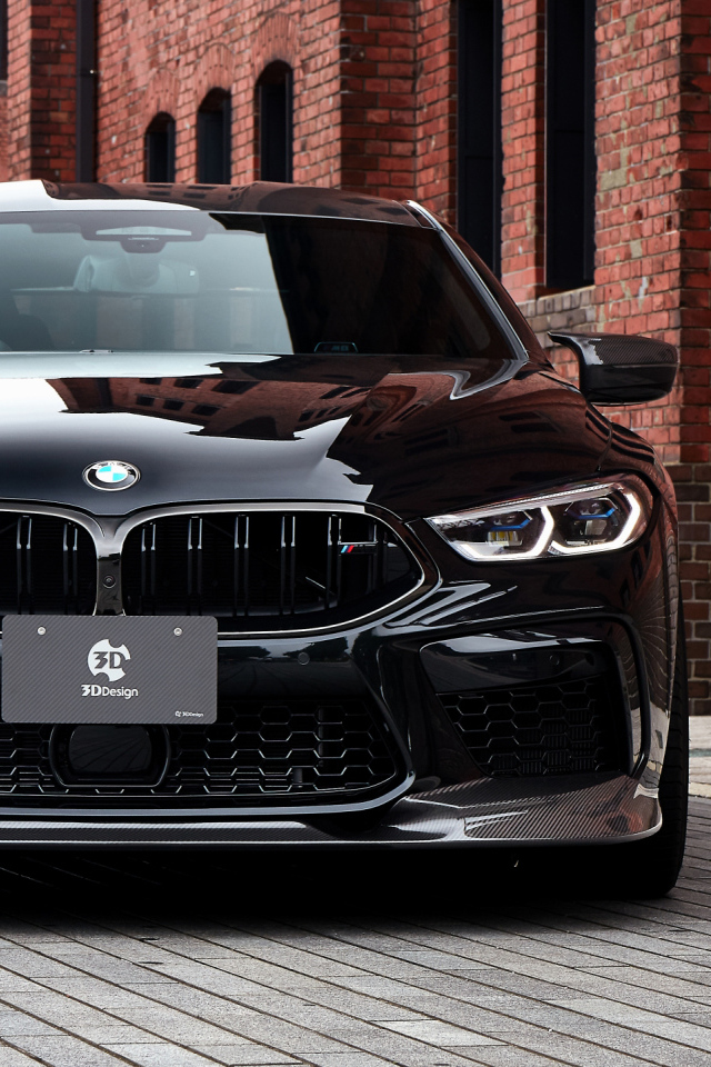 Черный автомобиль BMW M8, 2020 года у кирпичной цены