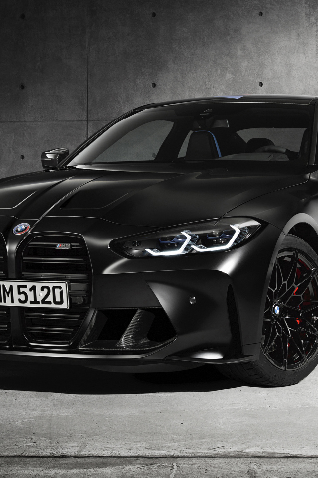 Черный автомобиль BMW M4, 2020 года на сером фоне