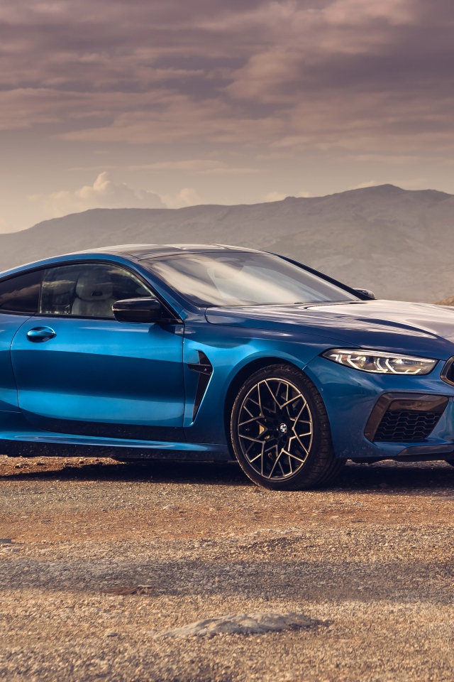 Синий автомобиль BMW M8  2019 года в горах