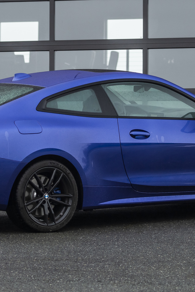 Синий автомобиль BMW 430i XDrive, 2021 года вид сбоку