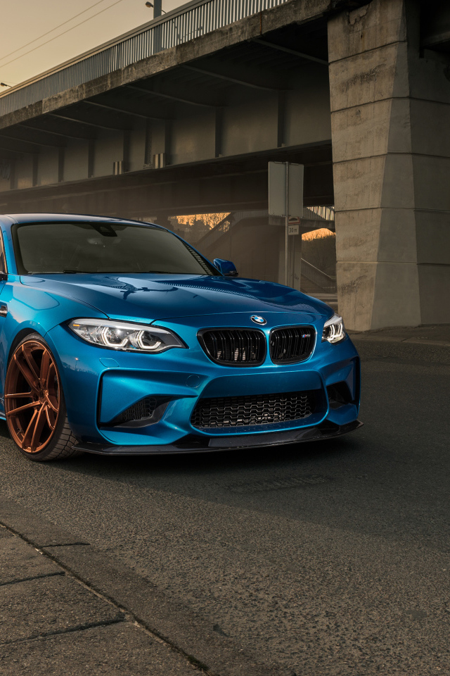 Синий автомобиль BMW M2 у моста 