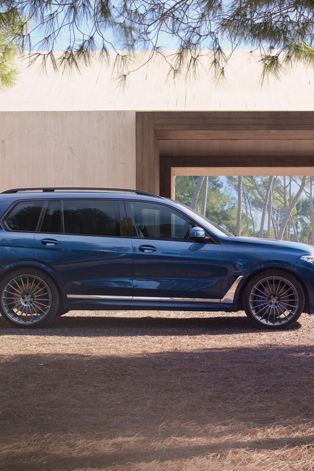 Синий внедорожник  BMW Alpina XB7, 2021 года 