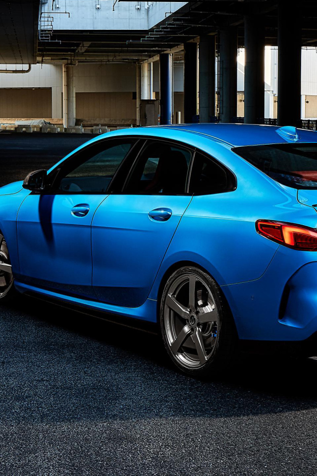 Синий автомобиль BMW 2 Series, 2020 года вид сзади