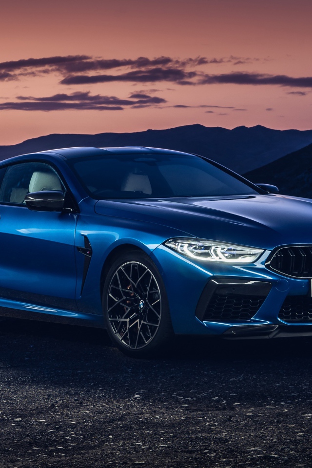 Синий автомобиль BMW M8, 2019 года на фоне гор
