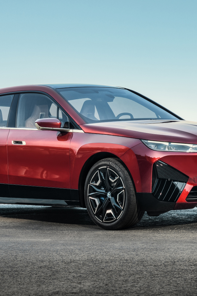 Бордовый автомобиль BMW IX 2021 года у воды