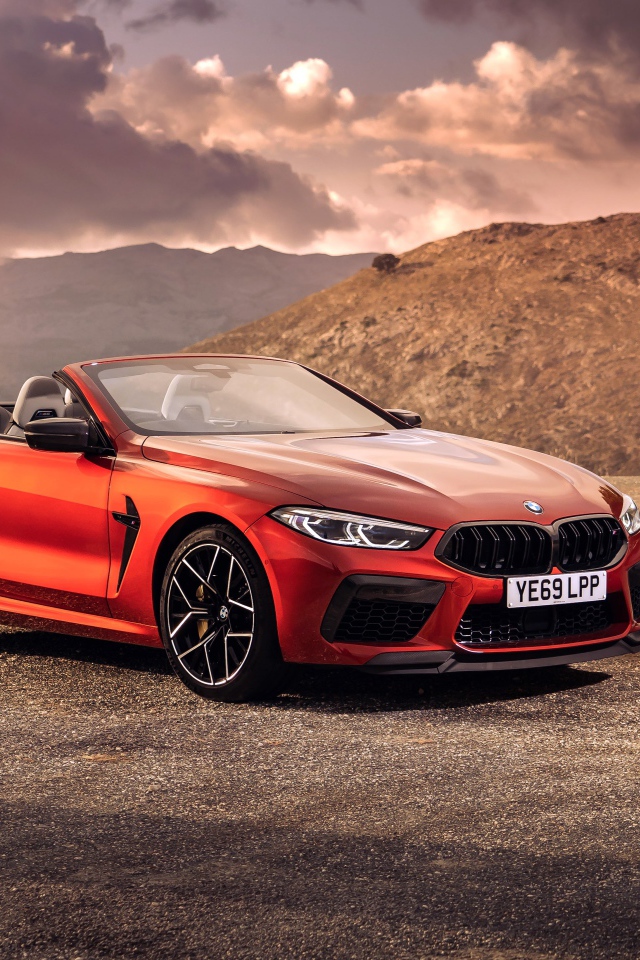 Красный кабриолет BMW M8, 2019 года у гор