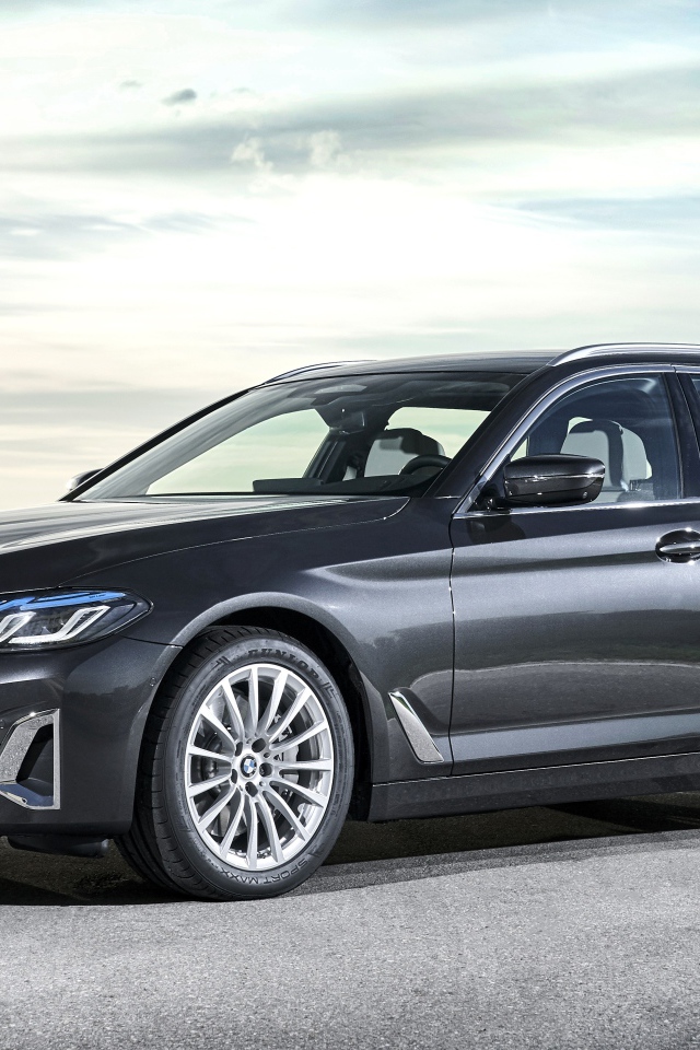 Серебристый автомобиль BMW 530d XDrive 2020 года на дороге 