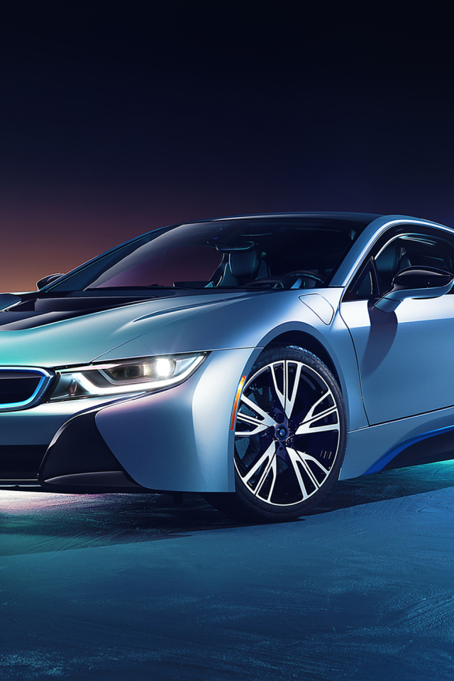 Серебристый автомобиль BMW I8 CGI