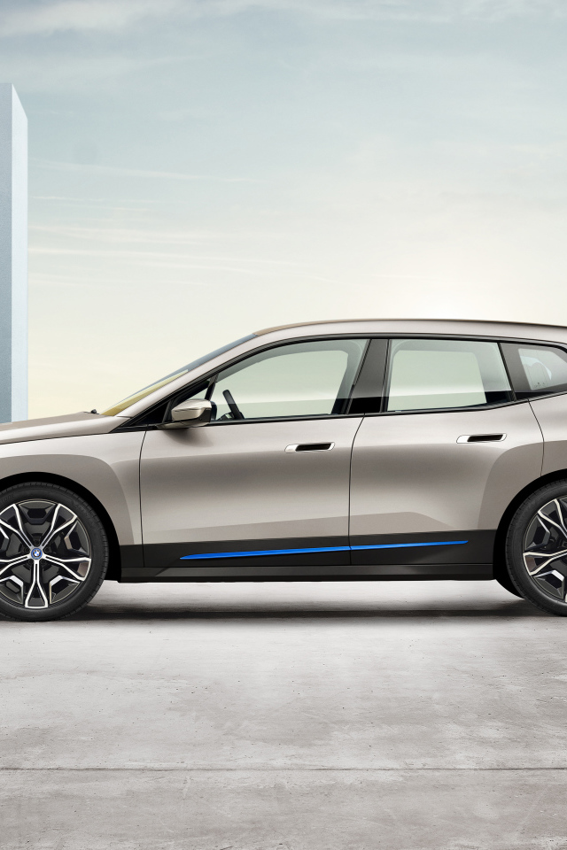 Серебристый автомобиль BMW IX 2021 года вид сбоку