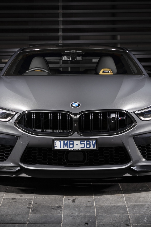 Серебристый автомобиль BMW M8,  2020 года