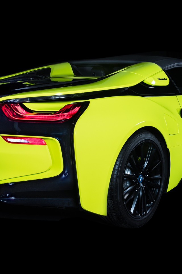 Спортивный автомобиль BMW I8 Roadster, 2019 года на черном фоне