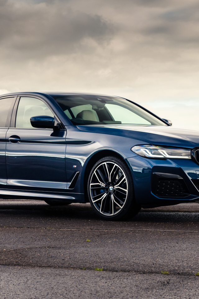 Стильный BMW 530e XDrive M Sport 2020 года на фоне грозового неба