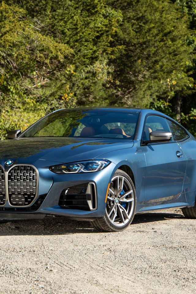 Стильный автомобиль  BMW M440i XDrive Coupe на дороге 