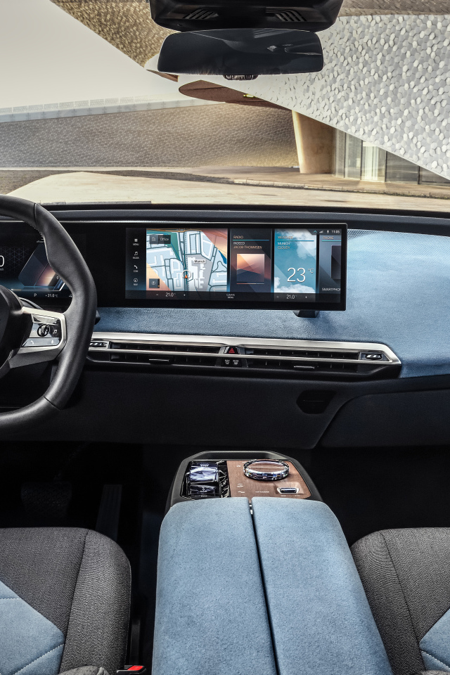 Стильный салон автомобиля BMW IX 2021 года