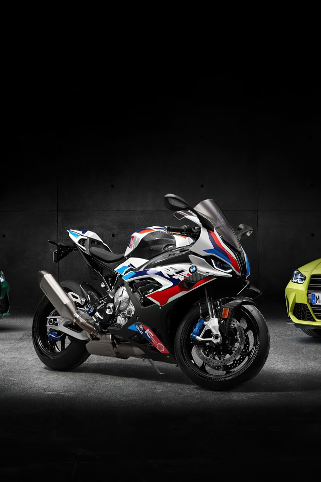 Два автомобиля и  мотоцикл Bmw на черном фоне