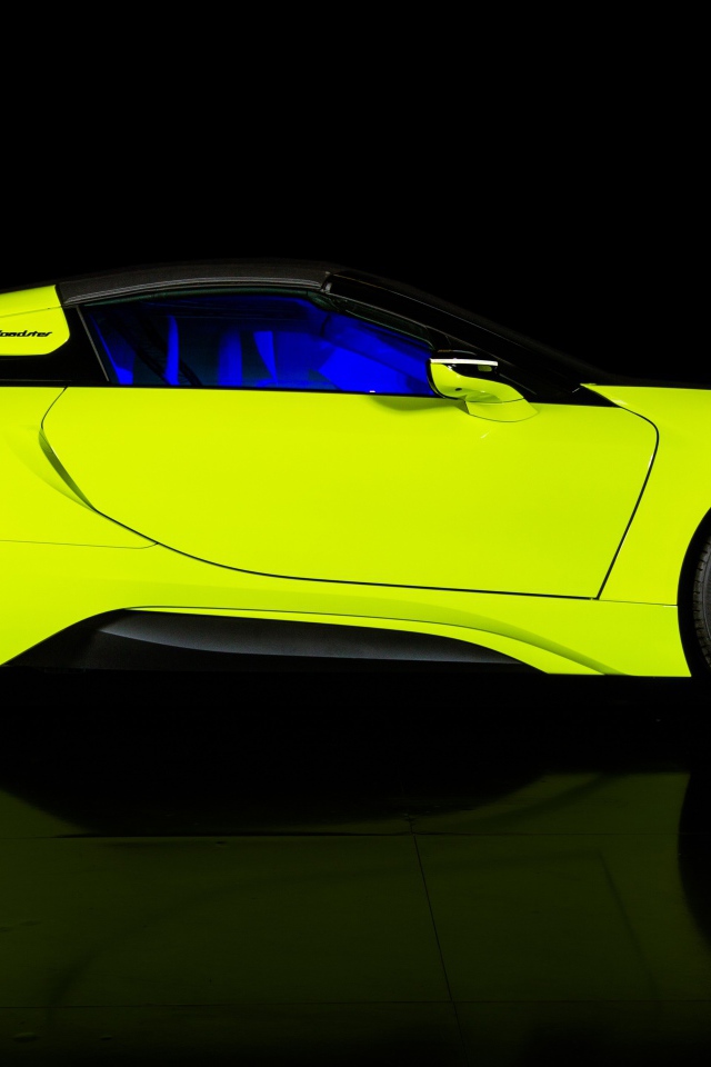 Желтый автомобиль BMW I8 Roadster, 2019 года вид сбоку