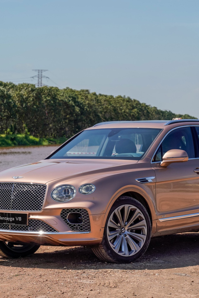 Автомобиль Bentley Bentayga V8 2020 года у реки