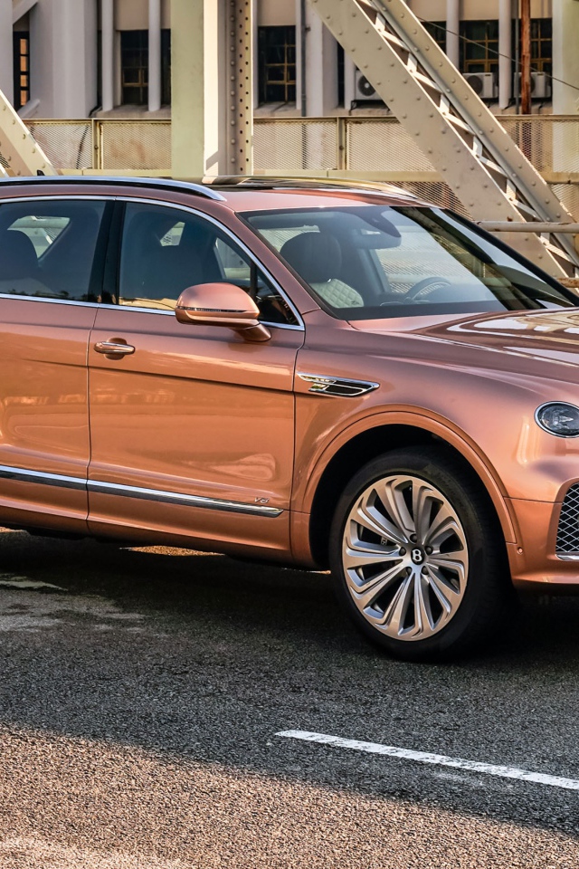 Кроссовер Bentley Bentayga V8 2020 года на мосту 