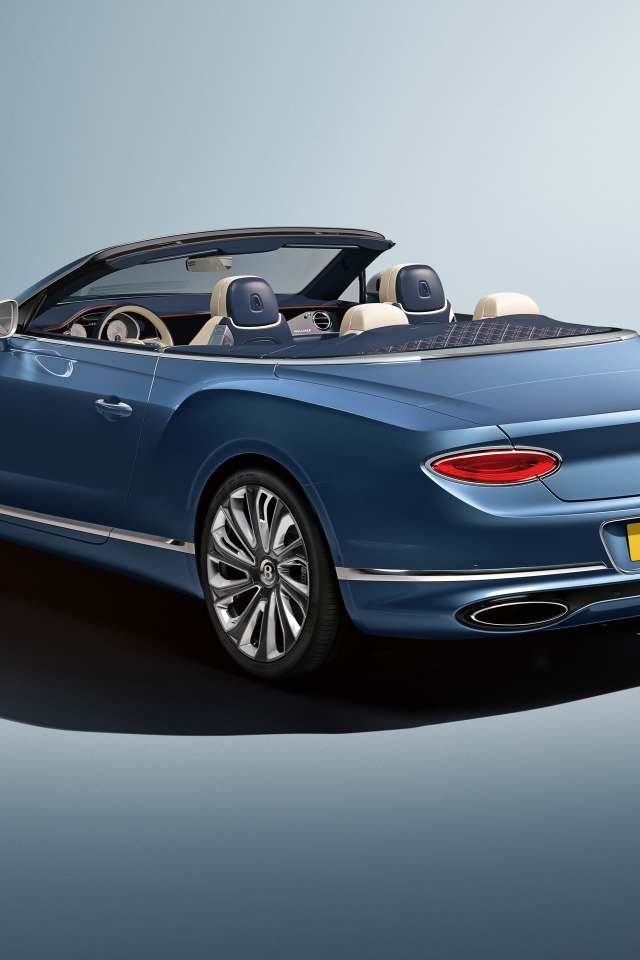 Автомобиль кабриолет Bentley Continental GT  2020 года вид сзади 