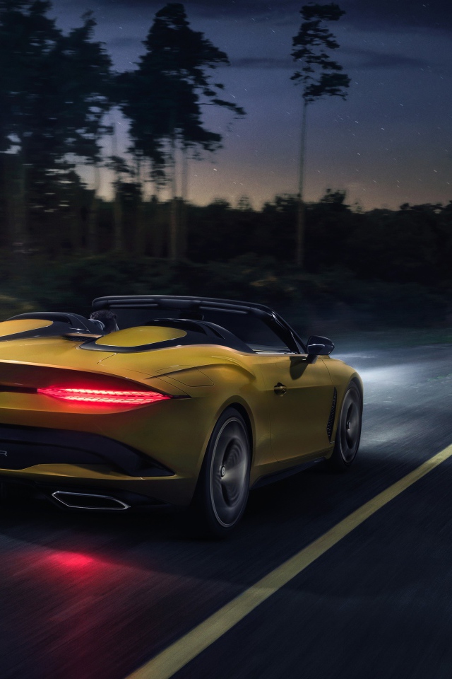 Желтый автомобиль Bentley Mulliner Bacalar 2020 года на ночной трассе 