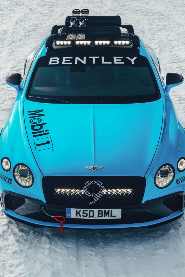 Голубой автомобиль Bentley Continental GT Ice Race 2020 года стоит на заснеженной дороге 