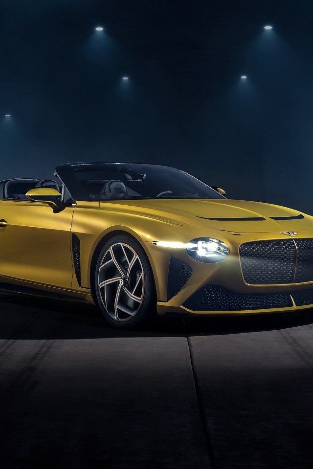 Желтый автомобиль Bentley Mulliner Bacalar 2020 года в свете софитов