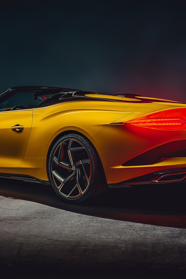 Желтый кабриолет Bentley Mulliner Bacalar 2020 года вид сзади