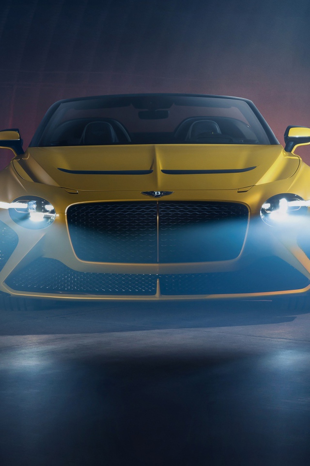 Желтый автомобиль Bentley Mulliner Bacalar 2020 года с включенными фарами