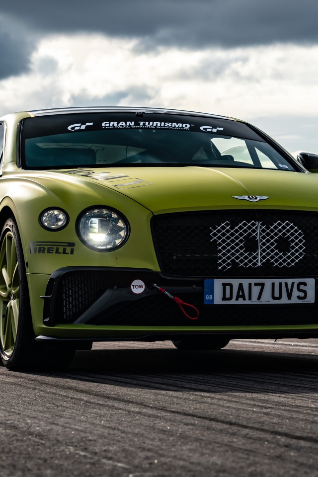 Гоночный автомобиль Bentley Continental GT на трассе 