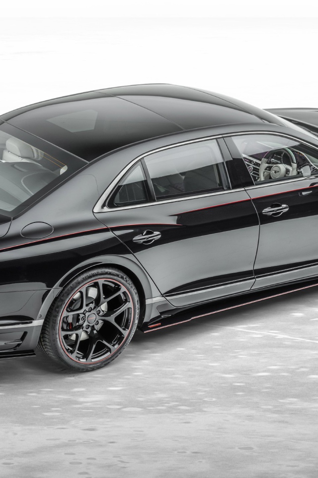 Черный автомобиль Mansory Bentley Flying Spur 2020 года на сером фоне