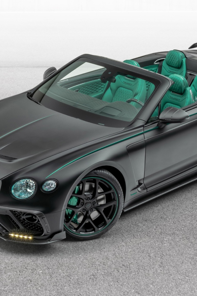 Черный автомобиль Mansory Bentley Continental GT V8 Convertible 2020 года на сером фоне