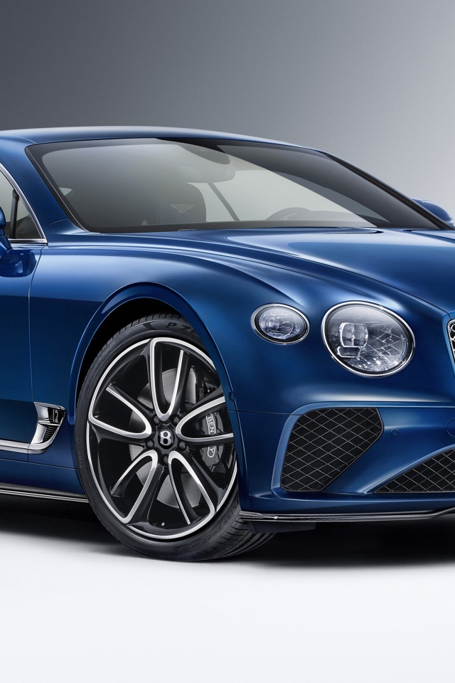 Синий автомобиль Bentley Continental GT Styling 2020 года на сером фоне вид спереди