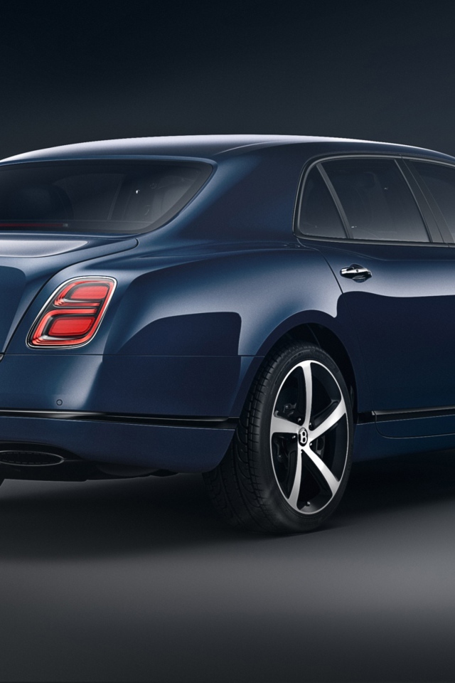 Стильный Bentley Mulsanne Edition By Mulliner 2020 года вид сзади на сером фоне